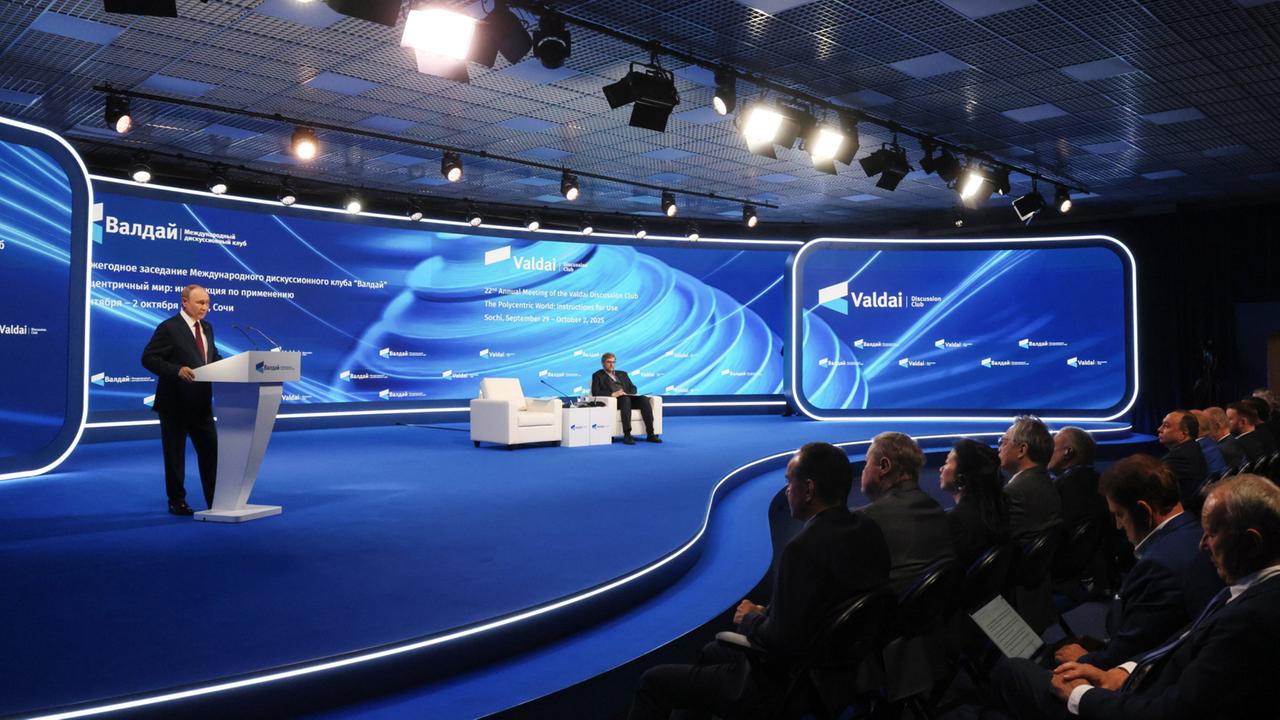 tagesschau's tweet card. Russlands Präsident Putin hat in einer Diskussionsrunde erklärt, dass er nicht die Absicht habe, die NATO anzugreifen - bei einer Provokation aber schnell handeln will. Russland und die Ukraine haben...