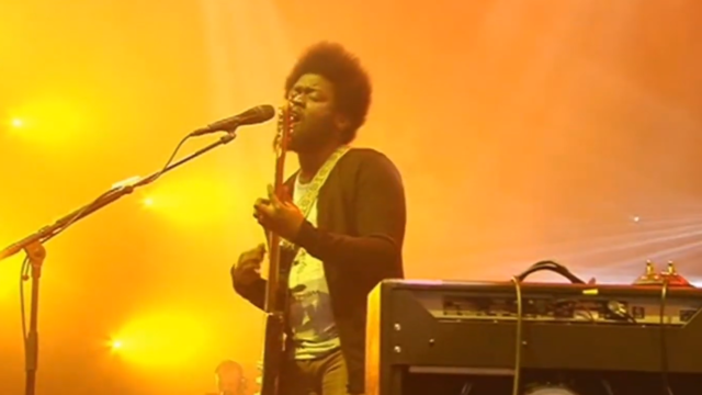 NPORadio2's tweet card. Michael Kiwanuka staat al jaren steevast in de NPO Radio 2 Top 2000 met zijn Cold Little Heart. In 2017 speelt hij op Lowlands een betoverende versie van dit nummer.