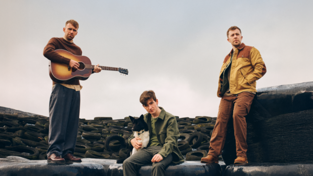 NPORadio2's tweet card. Kingfishr heeft eindelijk hun langverwachte debuutplaat uitgebracht. Hun nieuwe single 21 valt zeer goed in de smaak en is na Man On The Moon daarom de tweede NPO Radio 2 TopSong voor de folk-rock...