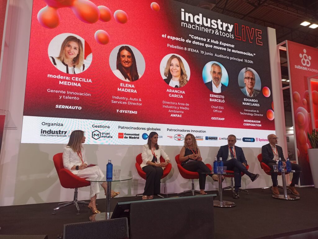 IndustryTalksES's tweet card. El auditorio de la feria industry LIVE 2025, celebrada la semana pasada en Madrid, fue un escenario idóneo para hablar de la iniciativa Catena X Hub, un