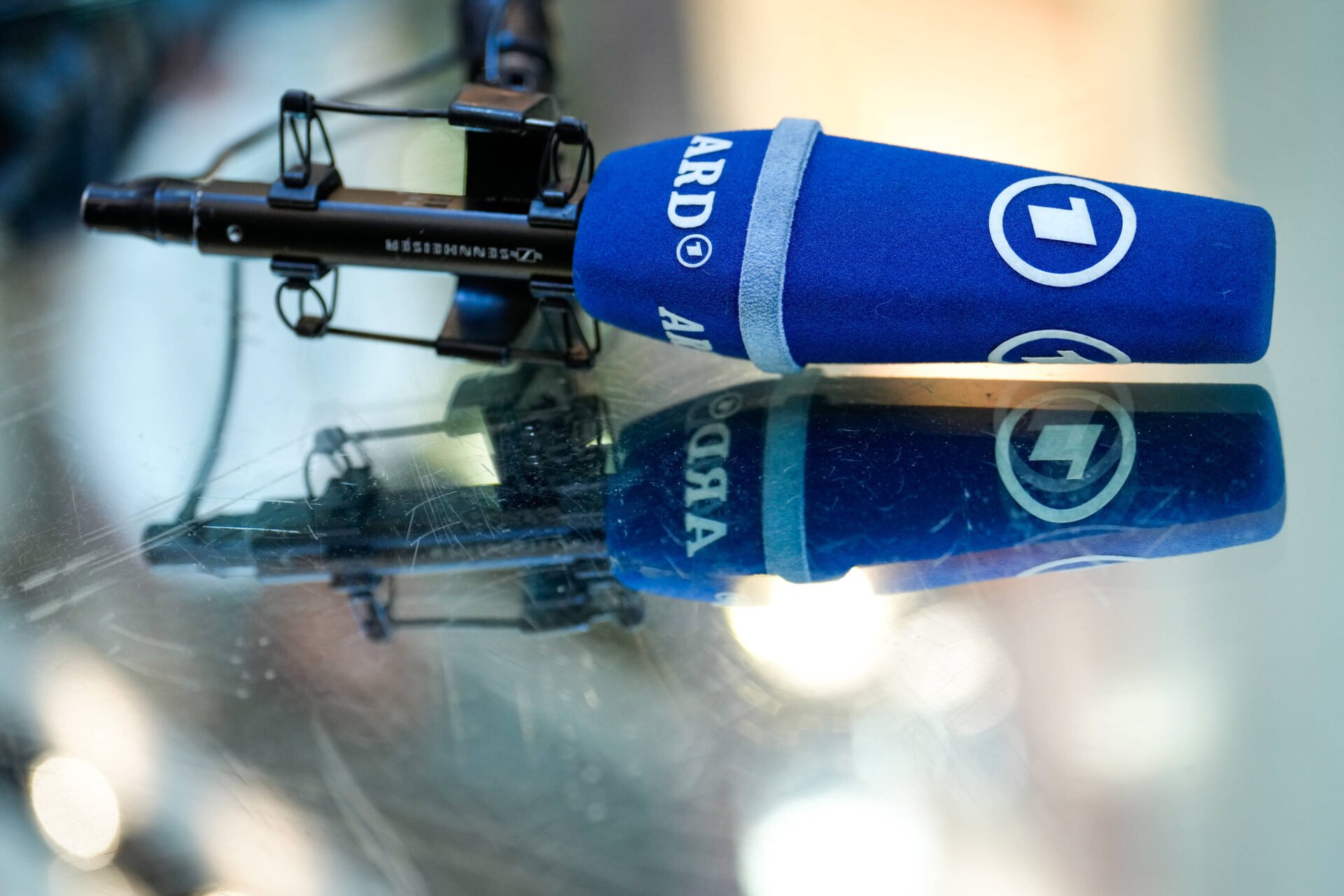 apollo_news_de's tweet card. Medien von taz bis Nius berichten kritisch über die skandalöse Hausdurchsuchung bei Norbert Bolz. Nur die Öffentlich-Rechtlichen zeichnen sich durch Schweigen aus. Der Gebührenfunk begleitet den...