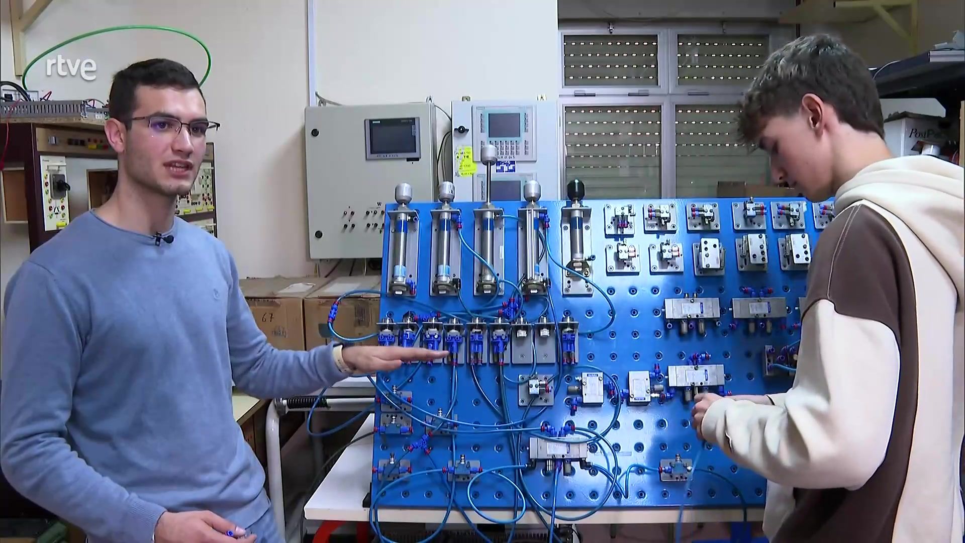 geniotic's tweet card. Buscamos profesionales y estudiantes de robótica industrial y automatización. Un sector que crece y genera empleo a un ritmo imparable.