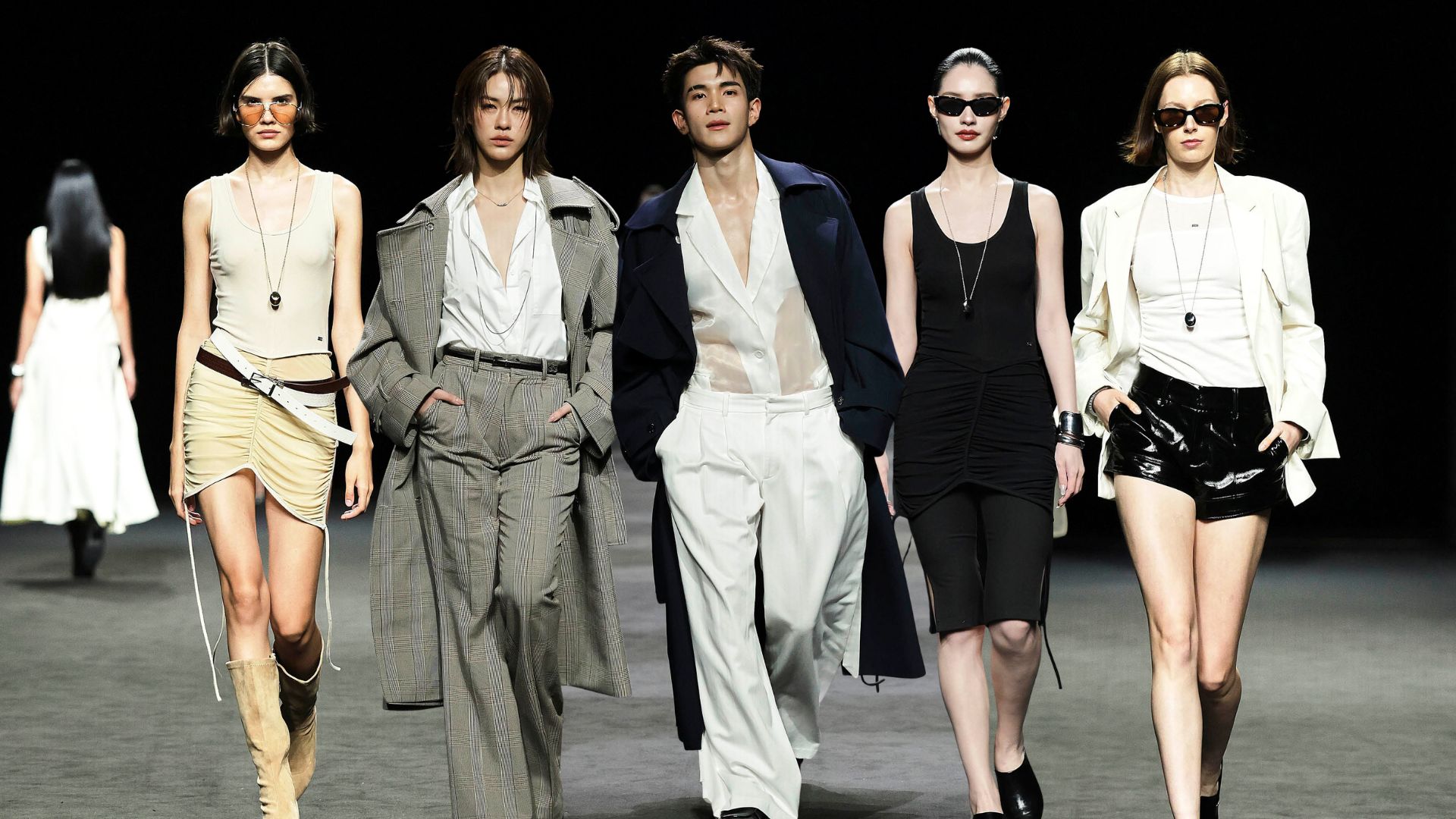 ELLEThailand's tweet card. นี่คือการเปิดตัวเดบิวต์รันเวย์ของ Young Designer รุ่นใหม่อย่าง Studio Unknown บน ELLE Fashion Week 2025 ที่จะพาทุกคนไปดำดิ่งและค้นหาสู่สิ่งที่ยังไม่ถูกค้นพบในแบบ 'ผู้หญิงของ Studio Unknown'