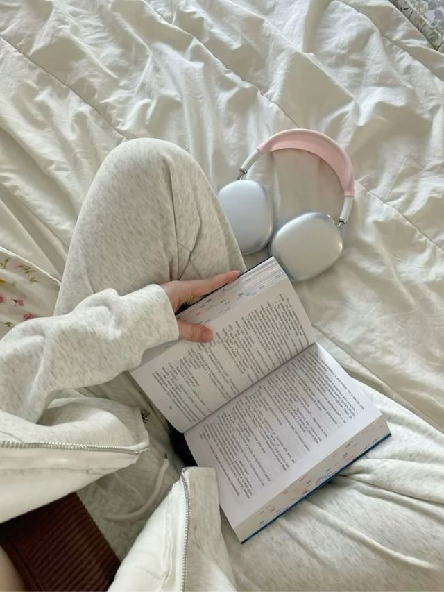 navarashtra's tweet card. एका दिवसात संपूर्ण पुस्तक वाचन कठीण वाटतं. पण हे कठीण कार्य पूर्ण केले जाऊ शकतं. सर्वात आधी अशा पुस्तकाची निवड करा जे 200 ते 250 पानांची असेल. अशा पुस्तकाची निवड करा ज्या विषयात तुम्हाला आवड असेल.