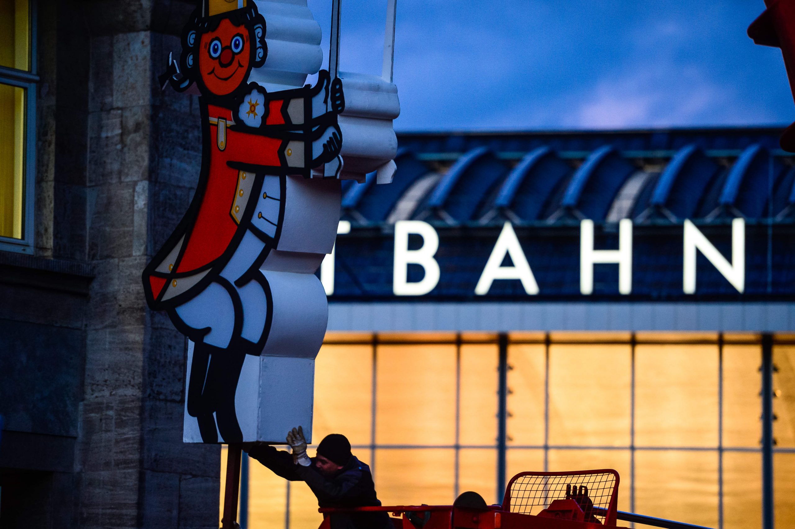 kernel_shell's tweet card. Were the recent Cologne sex attacks a deliberate assault on western values and a middle-class sense of decency?