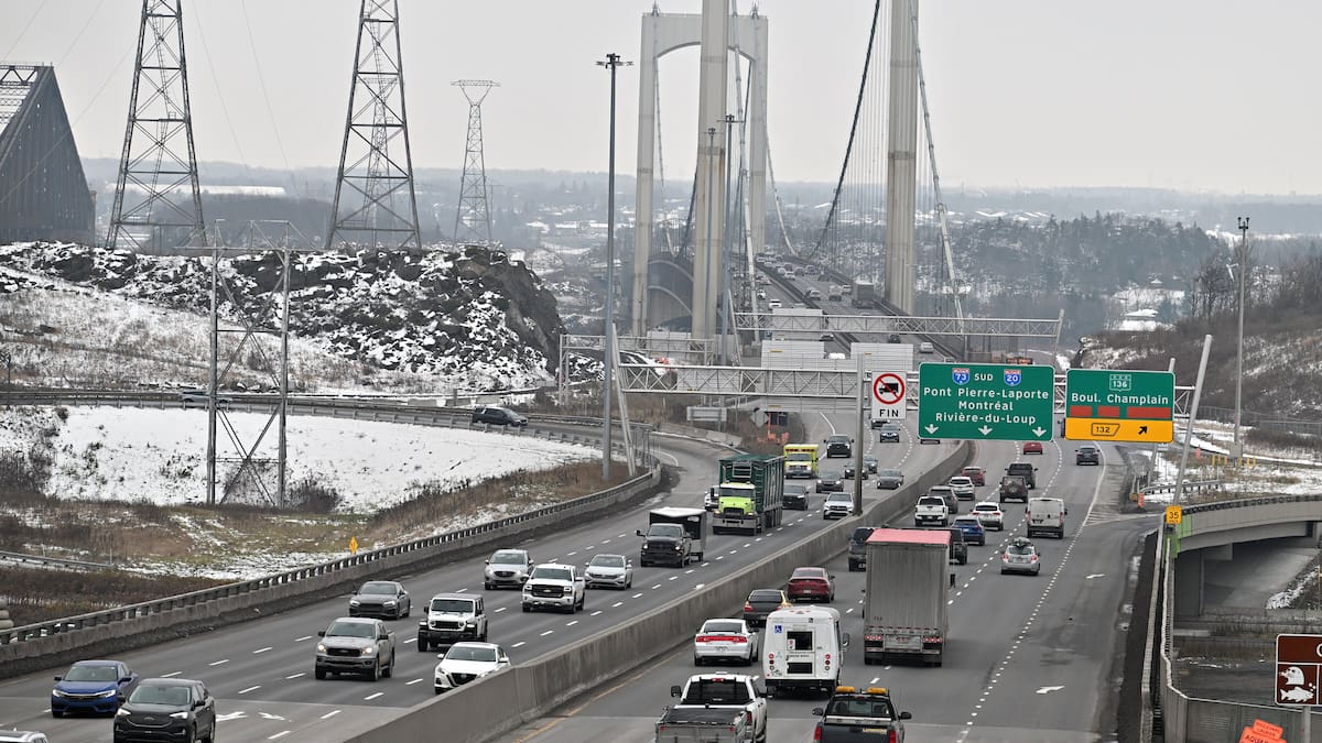pascalpparadis's tweet card. Les débits de circulation mesurés par le ministère des Transports montrent une baisse globale des passages sur les deux ponts.