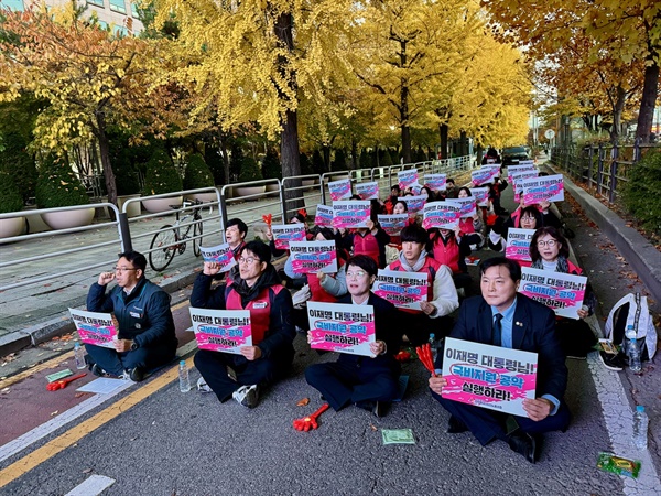 OhmyNews_Korea's tweet card. 전국학교비정규직노동조합이 국회의사당 앞에서 학교예술교육 예산 증액을 촉구하는 대규모 결의대회를 열었다. 2024·2025년 연속 예산 대폭 삭감으로 신청 학교의 절반만 지원되는 상황에서, 예술강사들은 월 소득 50만원대의 열악한 처우와 고용불안 개선을 요구했다. 참석한 국회의원들은 2023년 수준 예산 복원을 약속...