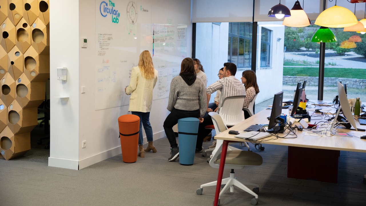 ecoembes's tweet card. El programa Circular Talent Lab de Ecoembes lanza al mercado laboral a una nueva generación de profesionales comprometidos con el planeta. Inmaculada Urraca fue una de las participantes y, desde hace...