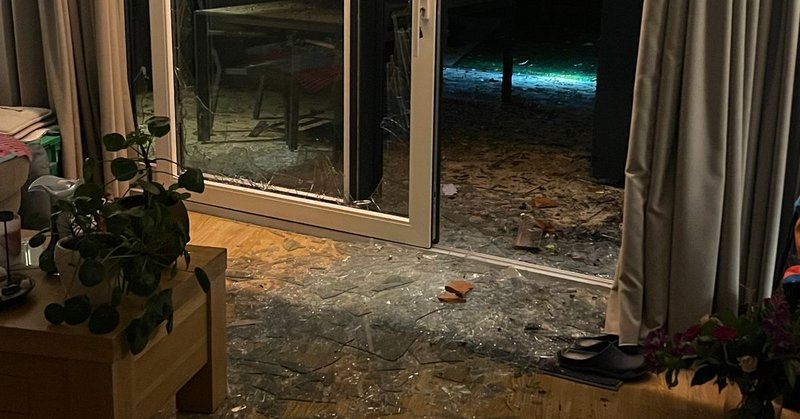 Explosie slaat complete pui weg