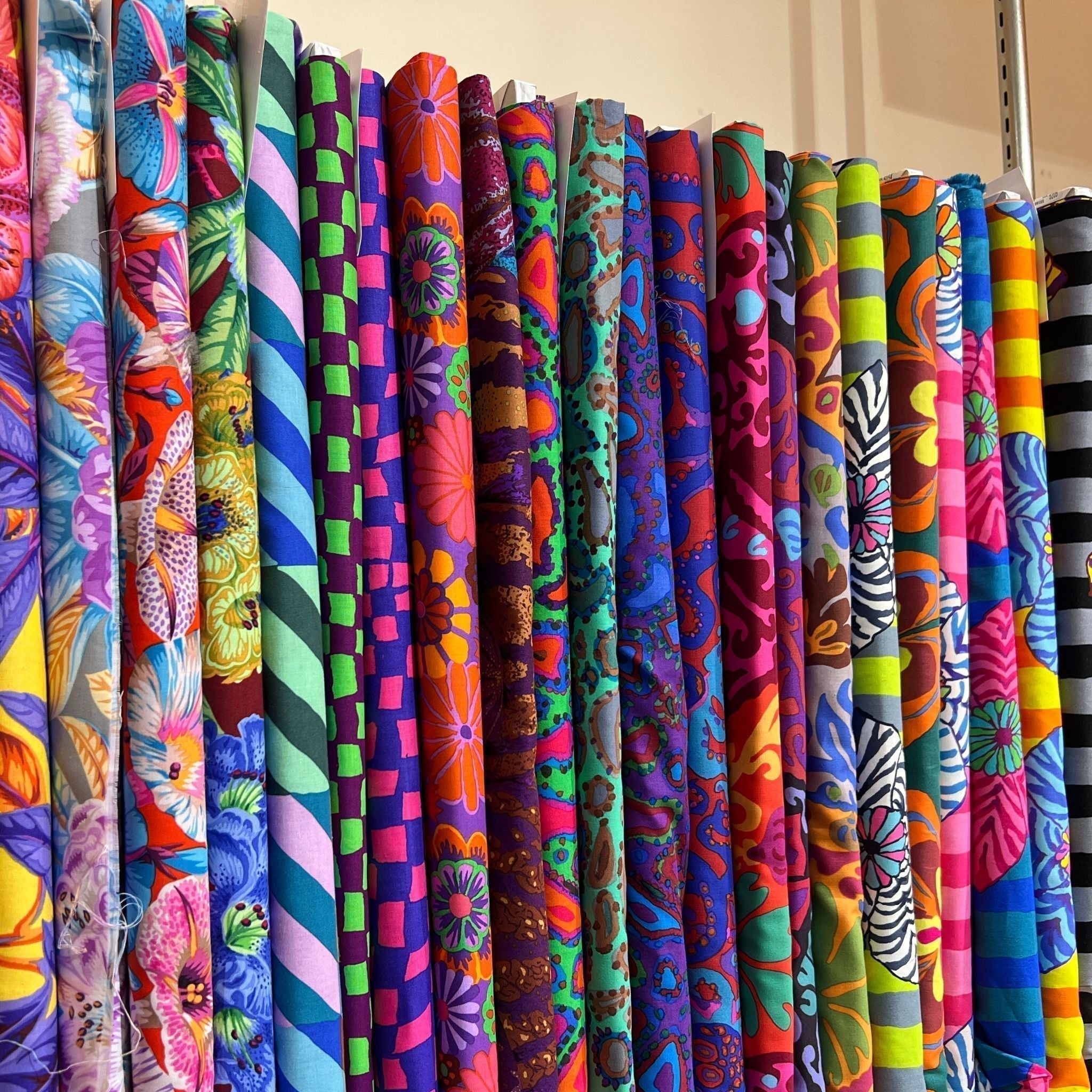 TextileWorldTOA's tweet card. Kaffe Fassett（カフェ・ファセット）の美しいプリント生地が50反新入荷。鮮やかな色彩とユニークなデザインが特徴のキルト・パッチワーク用生地を豊富に取り揃え。TEXTILE WORLD TOAでお気に入りの一枚を見つけてください。