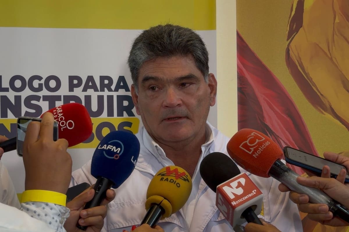 WRadioColombia's tweet card. Gregorio Eljach señaló que aunque hubo un posible exceso en los topes de financiación de campaña, no hay evidencia dineros de origen indebido.