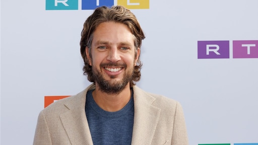 JandeHoop's tweet card. Renze Klamer (36) legt zijn werkzaamheden bij 'RTL Tonight' per direct neer. Dat maakt de zender zojuist bekend in een persbericht. RTL laat weten dat de beslissing 'in goed overleg' is genomen.