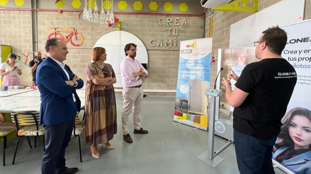 Murdiario's tweet card. Bajo el nombre de Chloe, esta tecnología es capaz de ofrecer respuestas personalizadas en tiempo real, transformando la atención al cliente y marcando el futuro del servicio.