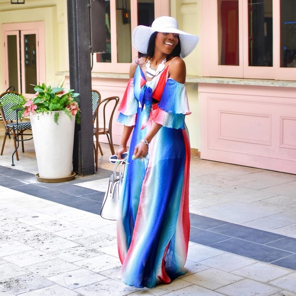 arrayoffaces's tweet card. NEW L'ATISTE Women's Blue & Pink Floral Maxi Dress Size Small Condition: New Color: Blue & Pink Size: Small Size Type: Regular Style: Maxi Type: Dress Occasion: Casual, Party Material: 100% polyester...