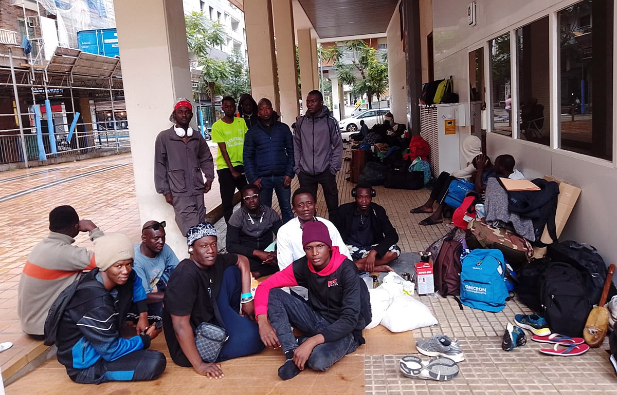 donosti_tik's tweet card. Los arrestos tuvieron lugar el jueves por la mañana, detallan SOS Racismo y Zehar-Errefuxiatuekin