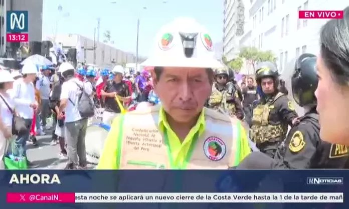 LimaNewsWeek's tweet card. Mineros informales bloquean el frontis del Congreso de la República y exigen ampliación del Reinfo.