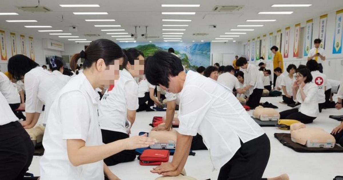 godqhr9605's tweet card. [인천=뉴시스] 함상환 기자 = 신천지예수교 증거장막성전 마태지파는 신천지 인천교회에서 CPR 교육을 실시했다고 11일 밝혔다. 이번 교육에는 성도 250여 명이 참여했다. 전문의료인 22명이 조교로 나서 가슴 압박용 애니(32개), 실습용 AED(16개), 하임리히 모형(2개)을 활용한 실습 위주로 구성됐다. CPR의 경우 심정지 환자의 최초 목격자가