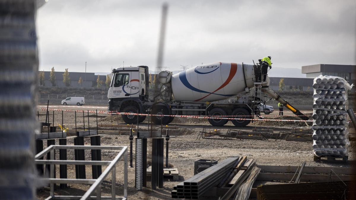 periodicoaragon's tweet card. Los PIGA han permitido habilitar más de 2.200 hectáreas en lo que va de siglo, mientras que el ayuntamiento solo ha podido desarrollar unas 400 en ese mismo período de tiempo