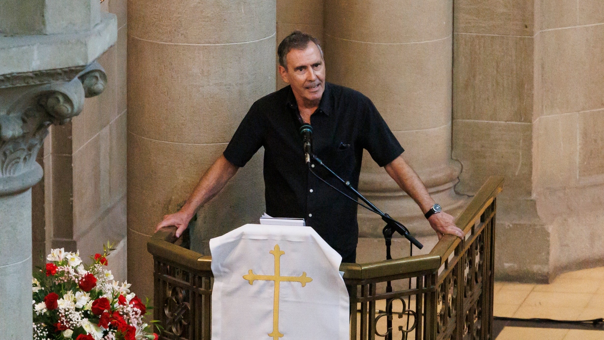 thecliniccl's tweet card. Durante la ceremonia que se llevó a cabo el jueves, Campos tomó la palabra por largos minutos, sin tener permiso de la familia.