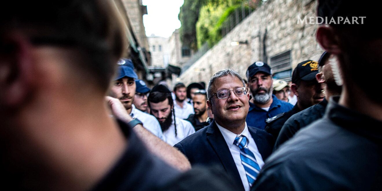 edwyplenel's tweet card. Des soldats israéliens ont été filmés tuant deux Palestiniens à bout portant alors qu’ils venaient de se rendre. Cette exécution sommaire illustre la déshumanisation des Arabes dans la société israél…