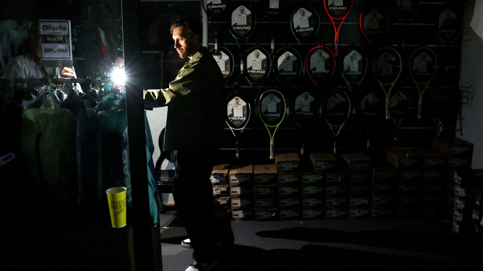 alternat_news's tweet card. A major power grid failure has left millions without electricity across Spain, Portugal, and parts of France, with outages affecting major cities including Lisbon, Madrid, Barcelona, and Seville.