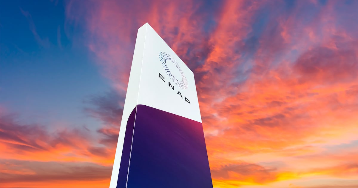 Enap_Informa's tweet card. “En los últimos 18 meses, hemos rebajado la deuda de Enap en más de US$1.000 millones. Hoy, estamos enfocados en mejorar nuestra situación financiera, seguir el camino de reducción de deuda y lograr...