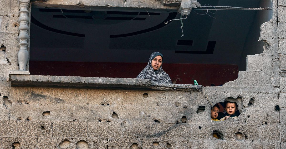 nrc's tweet card. Oorlog: De Holocaust wordt in Europese debatten over actuele gruwelen gezien als moreel ijkpunt. Maar er moet in onze herinneringscultuur ook meer ruimte komen voor de gevolgen van het kolonialisme,...