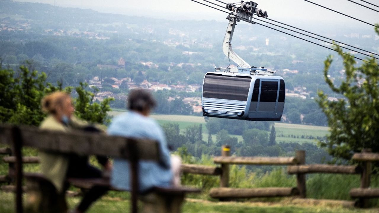 MathieuC52's tweet card. [VIDÉO] Le téléphérique sera-t-il le transport en commun de demain ? Il y en a déjà quatre dans différentes villes et ce sera dix en 2028. Original, certes, mais est-ce réellement pratique ? - VIDÉO...