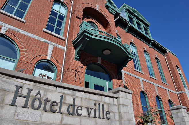 SimonCarmi's tweet card. Les électeurs du district Christ-Roi, à Lévis, se sont rendus aux urnes, dimanche, pour faire élire leur nouveau conseiller municipal. Alexandre Fallu, candidat de Repensons Lévis, est ressorti...