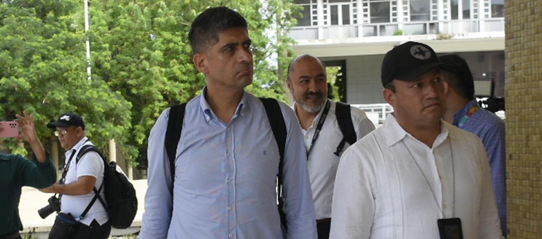 HombreJurista's tweet card. Burgos envió, desde el correo institucional, un documento de una firma privada de abogados.