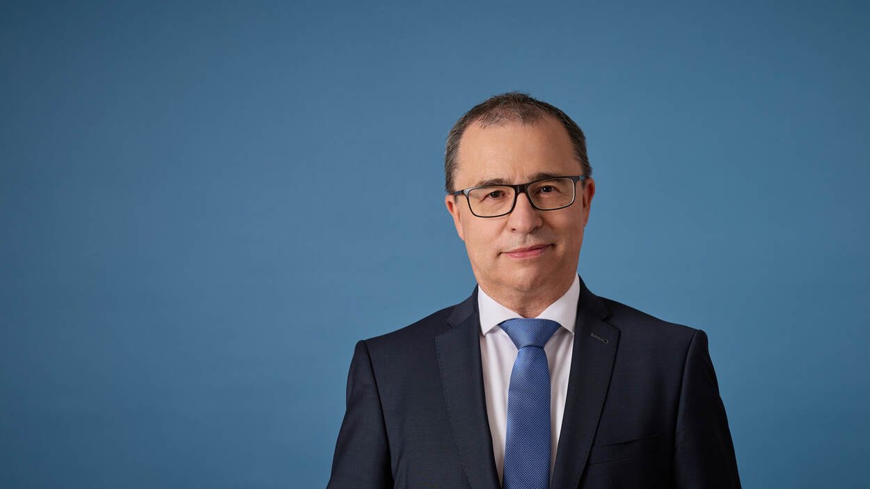 computablenl's tweet card. De Belastingdienst kan en wil niet stoppen met de migratie naar Microsoft365. Geen van de onderzochte alternatieven kan op afzienbare termijn hetzelfde bieden.