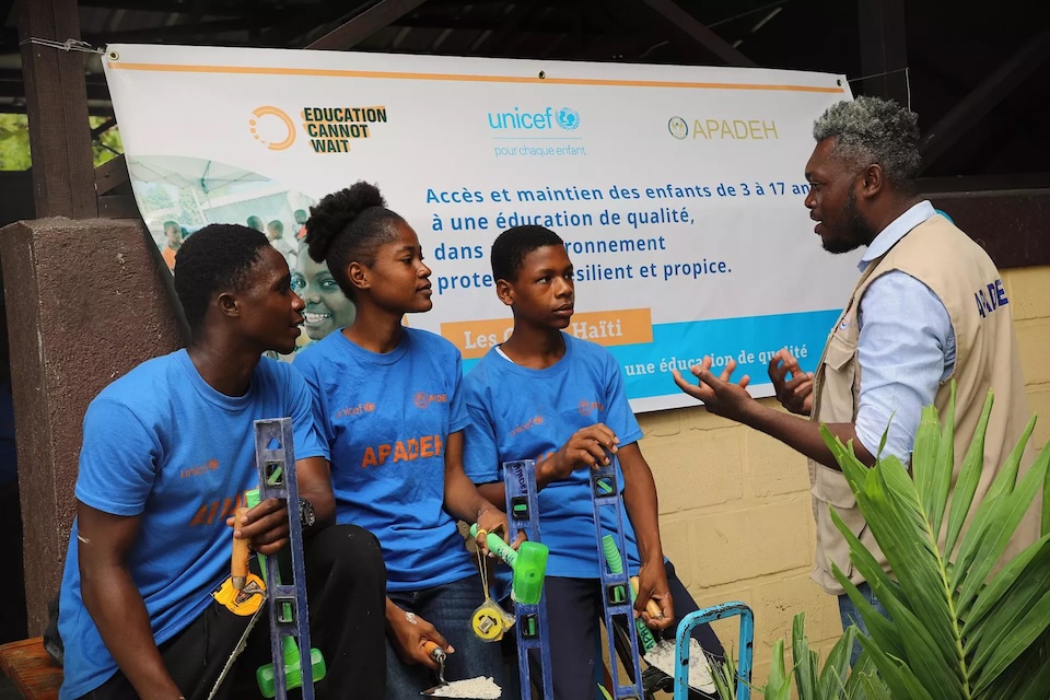 UNICEFUSA's tweet card. Forced out of school by armed violence in Haiti, young people are finding hope in a UNICEF- supported job skills training program.