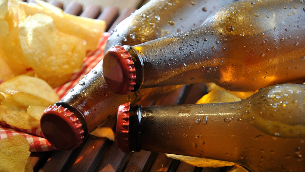 germanbrewers's tweet card. In 20 Minuten kann aus einem warmen Bier ein leckeres Getränk werden. Dazu braucht es zwei Dinge, den Rest erledigt schnöde Physik. Der Trick ist so einfach wie legal.