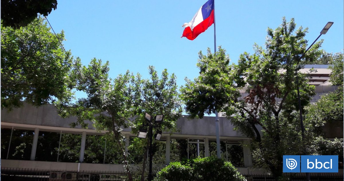 biobio's tweet card. Serias dificultades para cubrir los gastos de luz, agua, internet y telefonía fija y móvil, estarían enfrentando los consulados de...