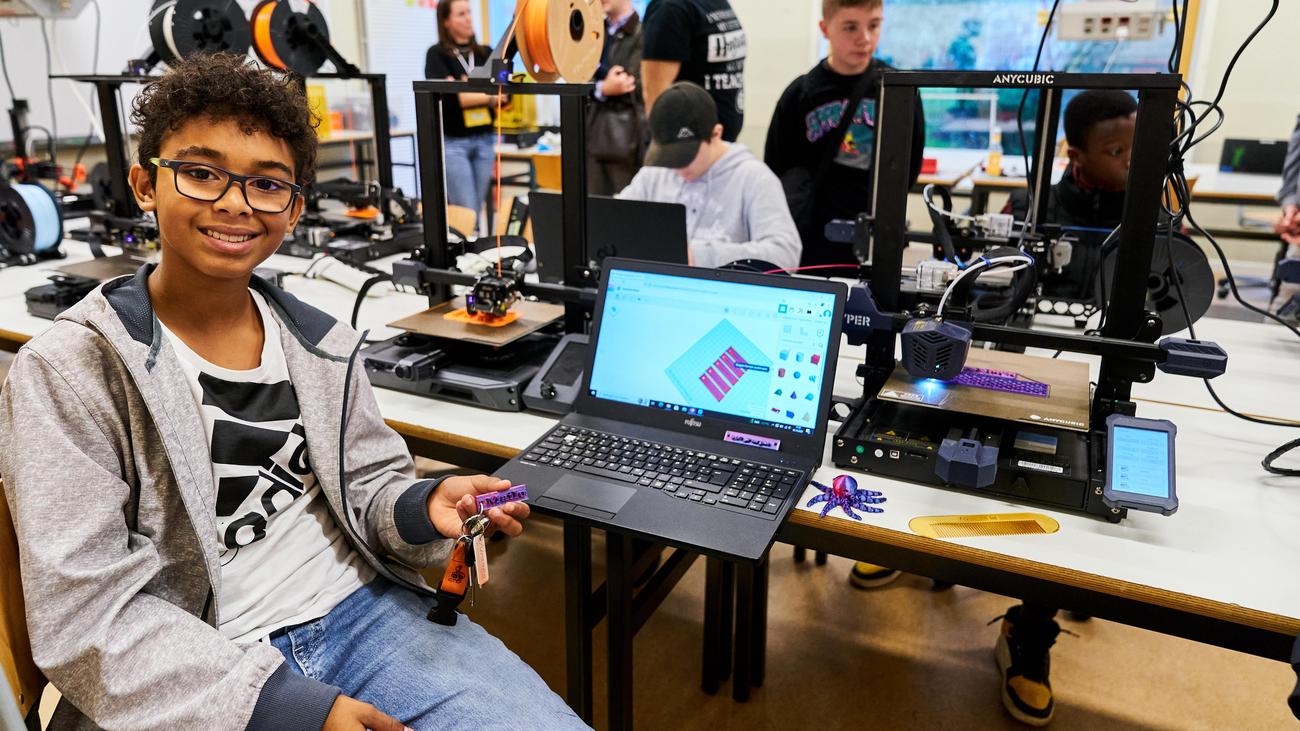 zeitonline's tweet card. Zum Start der Code Week fordert Hamburgs Schulsenator Ties Rabe mehr Mut bei der Digitalisierung. Lehrkräfte sollen Neues probieren – auch wenn dabei mal was schiefgeht.