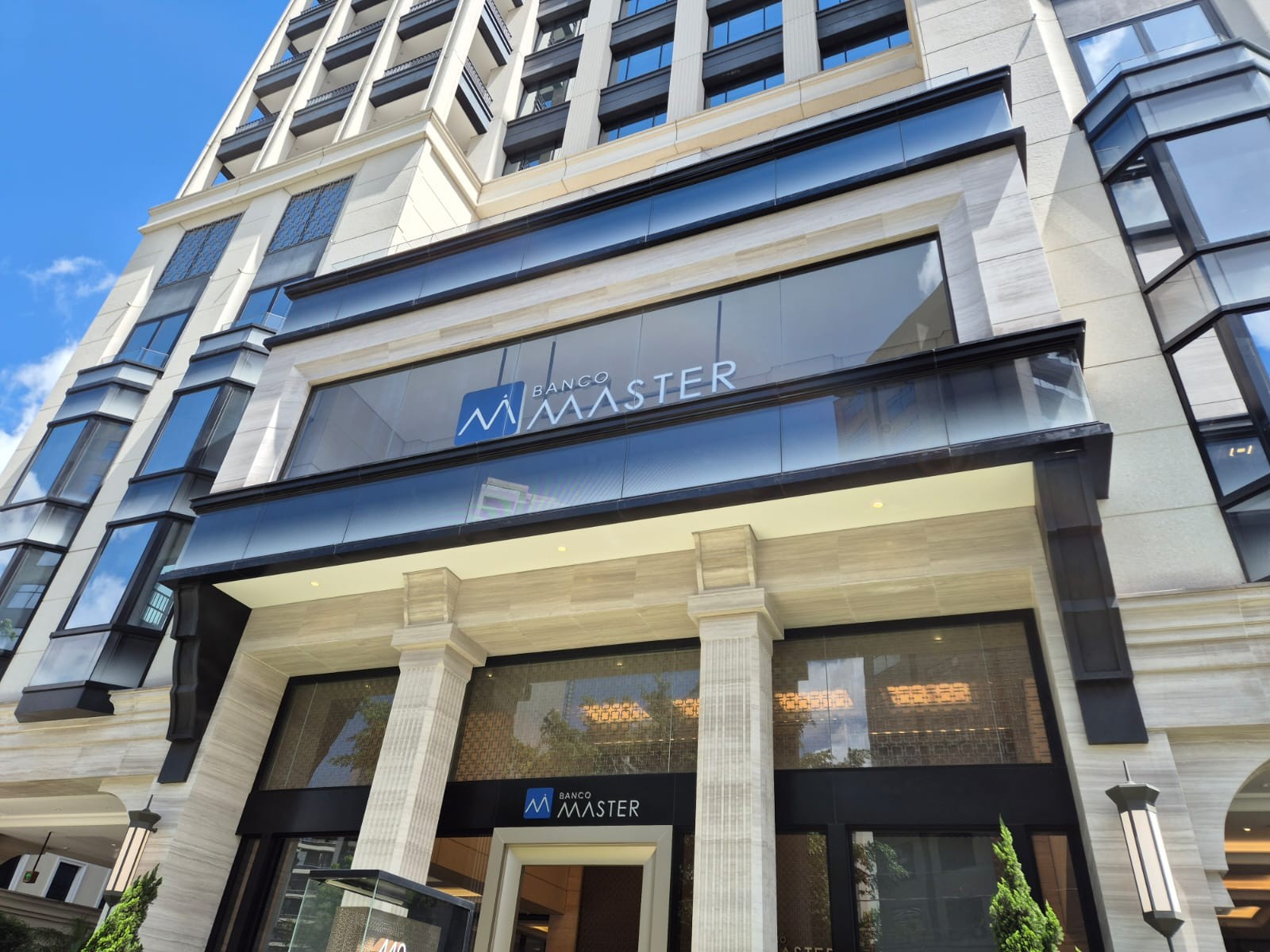 RogerioCorreia_'s tweet card. Familiares de diretores do Banco Master sondam criminalistas por eventual colaboração