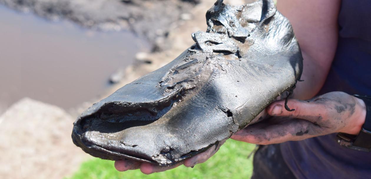 leblob_'s tweet card. En mai 2025, 32 chaussures en cuir vieilles de près de 2 000 ans ont été retrouvées dans le fort de Magna, près du Mur d’Hadrien, au nord de l’Angleterre. Fait surprenant : certaines atteignent la...