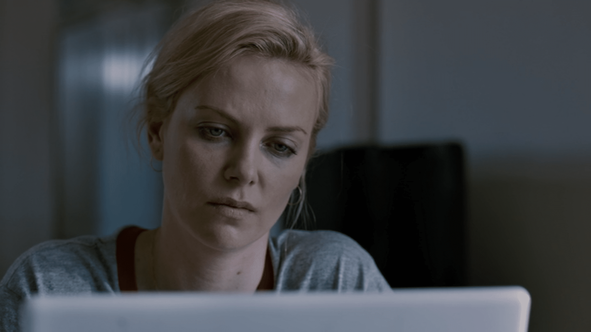 Indust_Scripts's tweet card. Breakdown of the genius character intro of Mavis Gary (Charlize Theron) in YOUNG ADULT, whose spitefulness is matched only by her inner emptiness.