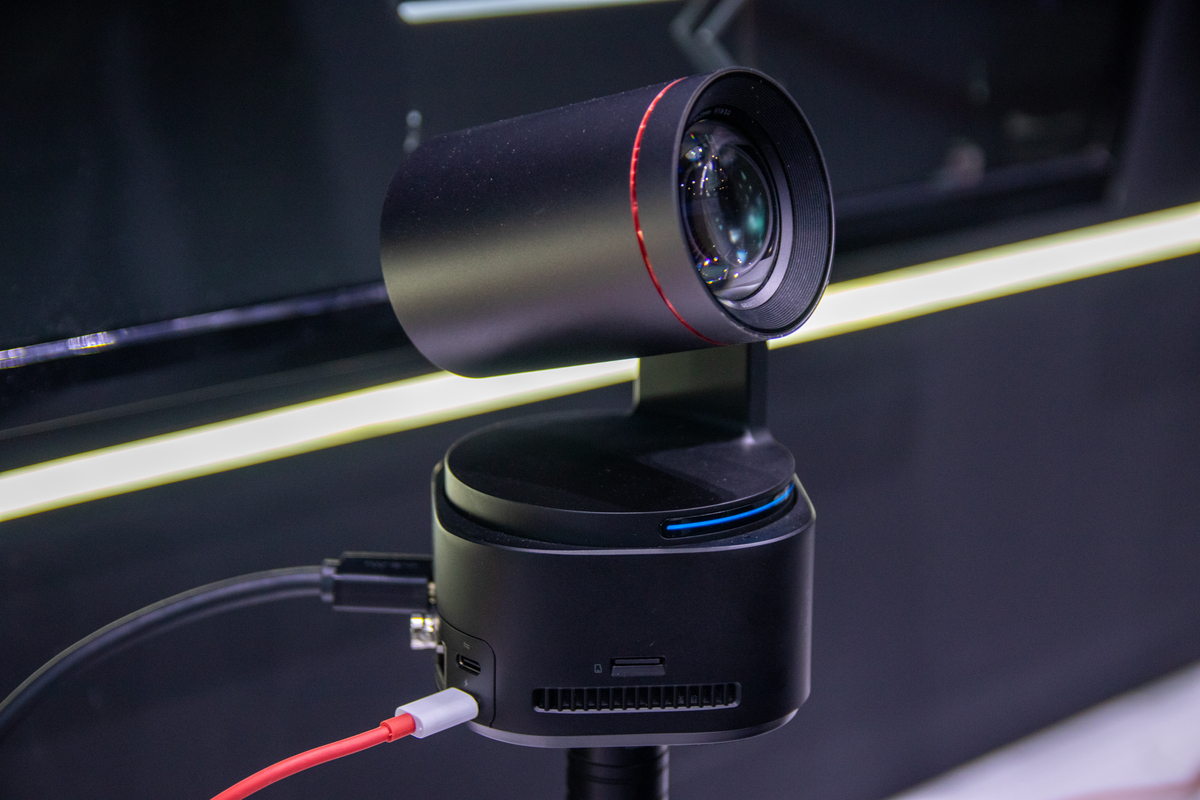 ProAV_Picks's tweet card. PTZカメラとは？その基礎知識から、SONY・Panasonic等の最新製品比較、AI自動追尾やNDI運用まで徹底解説。オンライン会議やイベントで活躍するカメラの選び方がわかり、あなたの用途に最適な一台が見つかります。リモート時代の映像制作・配信の必需品です。