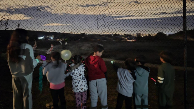 angelesbrinon's tweet card. El barrio se prepara para enfrentar su quinto invierno sin suministros, un mes después de conocer la resolución favorable de la UE.