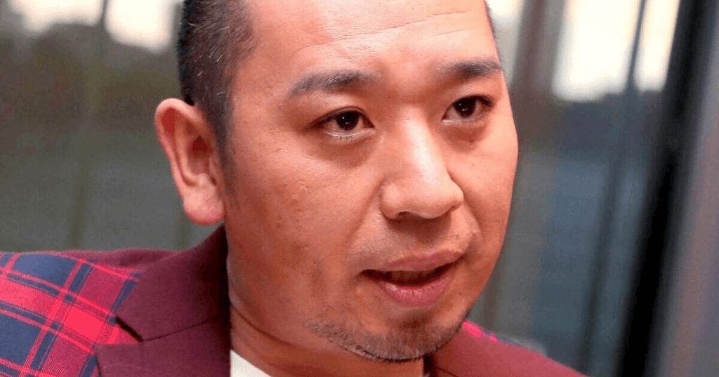 _TAKADADA's tweet card. お笑いコンビ「千鳥」の大悟が２８日放送のフジテレビ系「酒のツマミになる話」（金曜・午後９時５８分）に総合ＭＣとして出演。飲食店で感じる独特の違和感について明かす一幕があった。 【写真】まるで恋人？有名女優にバックハグされる大悟 この日、ファミレスなどでのタッチパネルでの注文について「ワシ、あれが全然ダメ。直接、『...