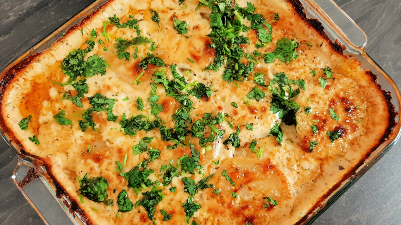 JccnJ's tweet card. With the weather changing and all, a cheesy loaded bacon scalloped potatoes recipe is what you need, warm, comforting and delicious.