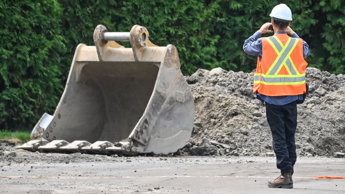 tvanouvelles's tweet card. Un jeune travailleur âgé de seulement 21 ans est mort écrasé par le godet d’une pelle mécanique, en début d’après-midi.