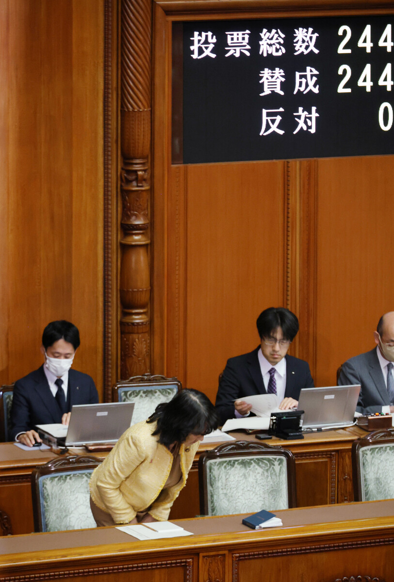 UJfh8rgz3F46952's tweet card. 　ガソリン税や軽油引取税の暫定税率廃止により、国・地方の税収には大きな穴があくことになる。 　安定した代替財源の確保策は今後の議論に委ねられたが、他の税目の増税には反発もあり、難航必至の情勢だ。