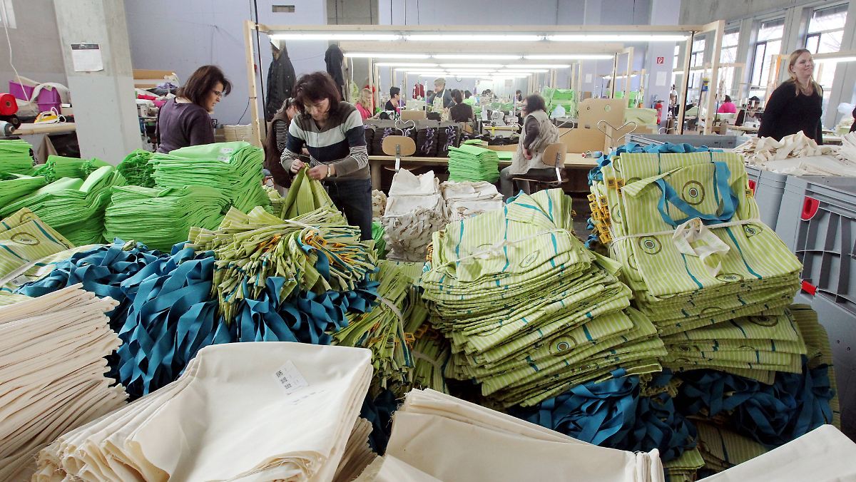 stefansell's tweet card. Die Näherei von Sina Trinkwalder könnte 60.000 dringend benötigte Nasen-Mund-Masken liefern - täglich. Das dürfen sie und Tausende andere, die gerne helfen würden, aber nicht, weil "Abmahn-Anwälte zu...