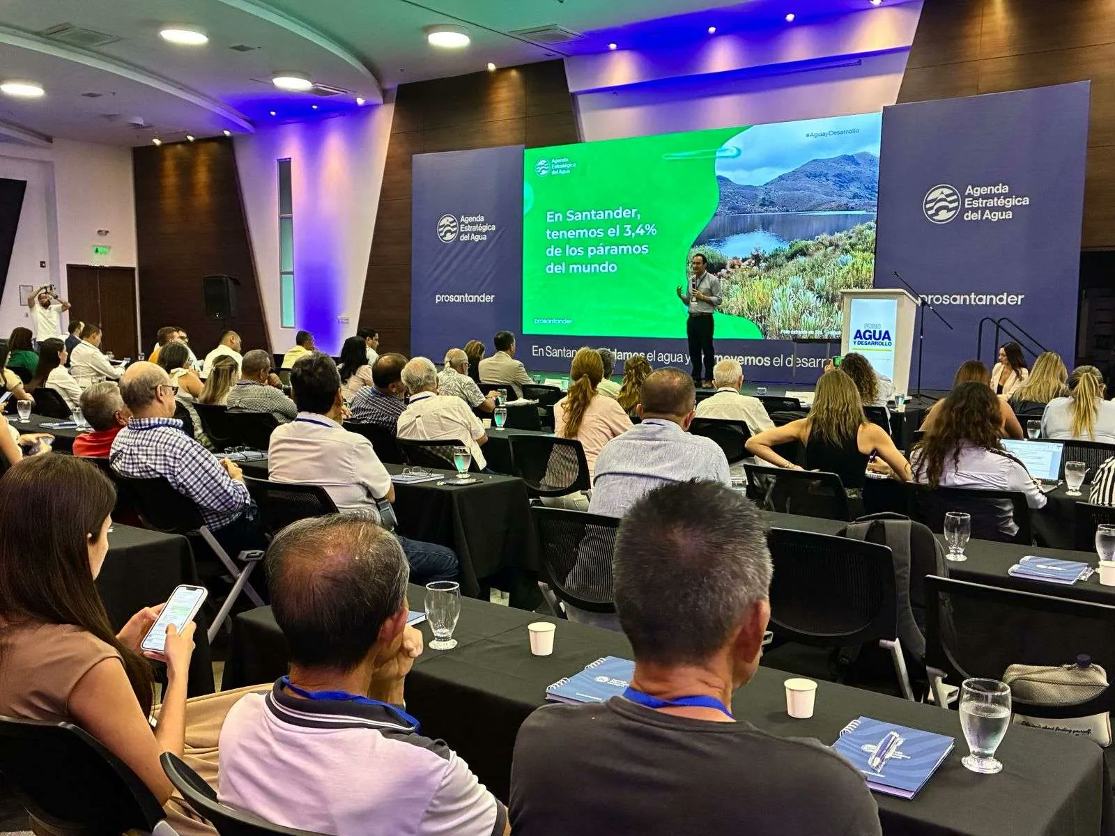 metropolitano_X's tweet card. Una agenda regional por el agua de Santander será constituida tras un foro que reunió a expertos, empresarios y ciudadanos para diseñar soluciones y fortalecer la seguridad hídrica del departamento.