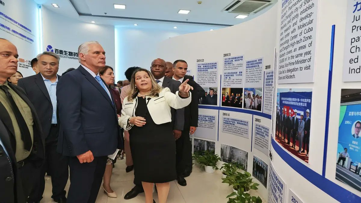 teleSURtv's tweet card. Como parte de su programa en Beijing, el Presidente cubano visitó una empresa biotecnológica conjunta y sostuvo un intercambio virtual con integrantes de la Misión Médica Cubana en China.