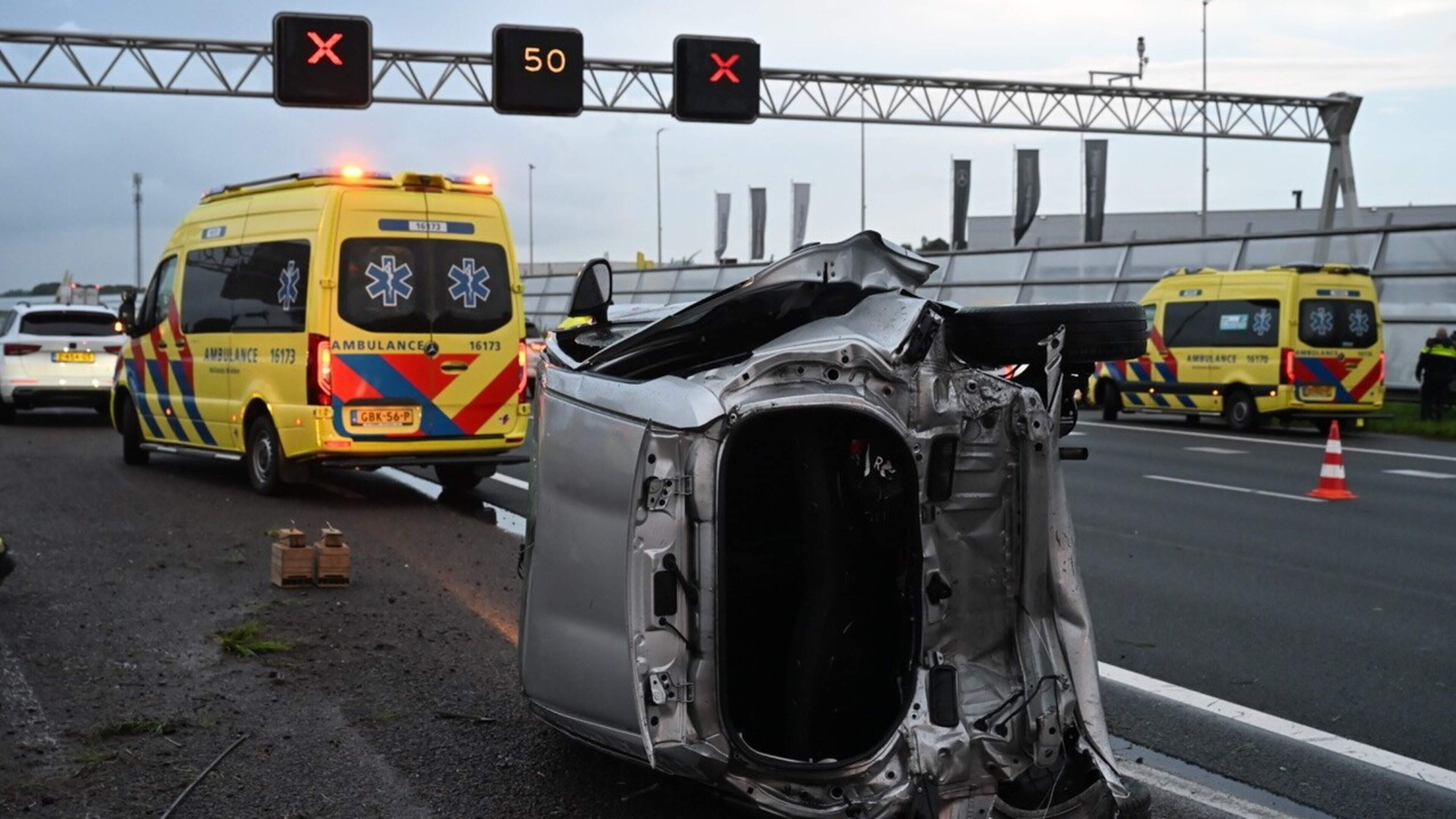 MrWieb's tweet card. Een persoon is zaterdagochtend gewond geraakt bij een botsing tussen twee auto’s op de A4 ter hoogte van Nieuwe Wetering. Eén van de auto’s kantelde en belandde op zijn zijkant.
