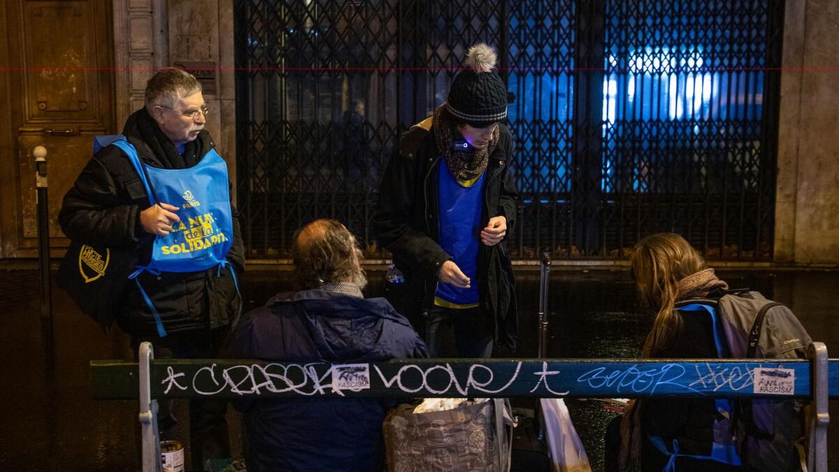 AraceliHLaroche's tweet card. Dans la nuit de jeudi à vendredi, la Mairie de Paris organisait une vaste opération visant à mieux connaître les SDF de la capitale. Reporta