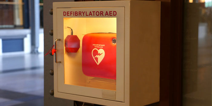 JesseLingard's tweet card. The first 10 minutes of a cardiac arrest are crucial and the use of a defibrillator enhances people’s chances of living. (86293 signatures on petition)